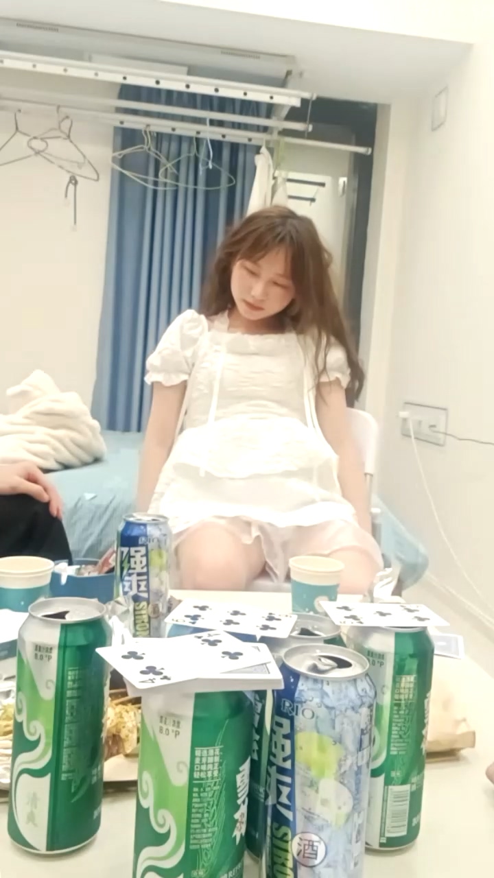云南第一深情  极品清纯少女  灌醉了3P享受2023032701